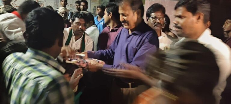 தூத்துக்குடியில் மழை வெள்ளத்தால் பாதிக்கப்பட்ட கீழப்புத்தனேரி கிராமத்தை  பார்வையிட்டார் டாக்டர் கிருஷ்ணசாமி
