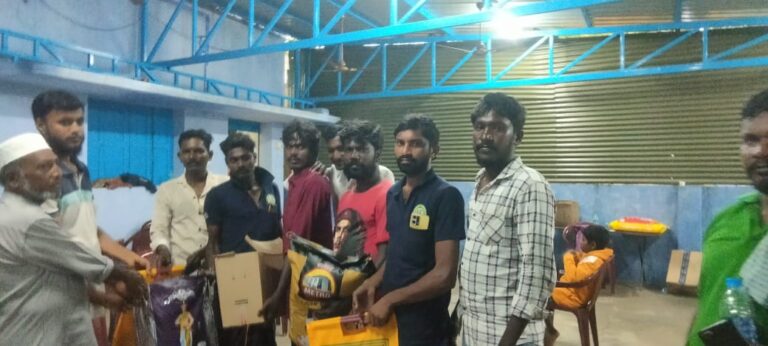 வெள்ளத்தால் பாதிக்கப்பட்ட மக்களுக்கு உணவு வழங்கிய புதிய தமிழகம் கட்சியினர்