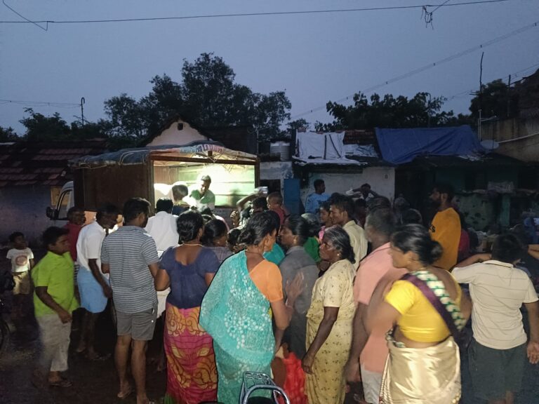 வெள்ளத்தால் பாதிக்கப்பட்ட மக்களுக்கு உணவு விநியோகம்