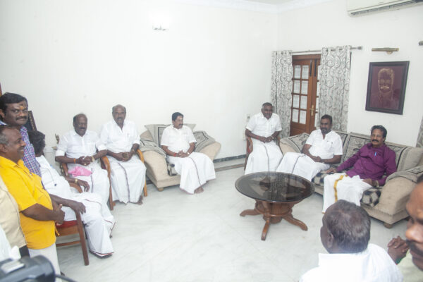 அஇஅதிமுக மூத்த நிர்வாகிகள் சந்திப்பு